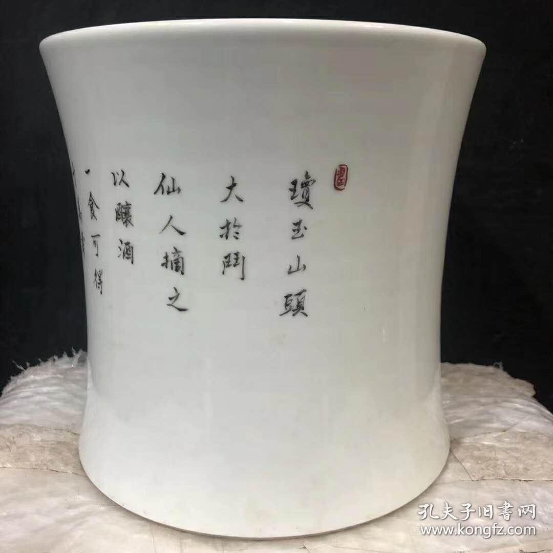 大清乾隆年制粉彩大笔筒