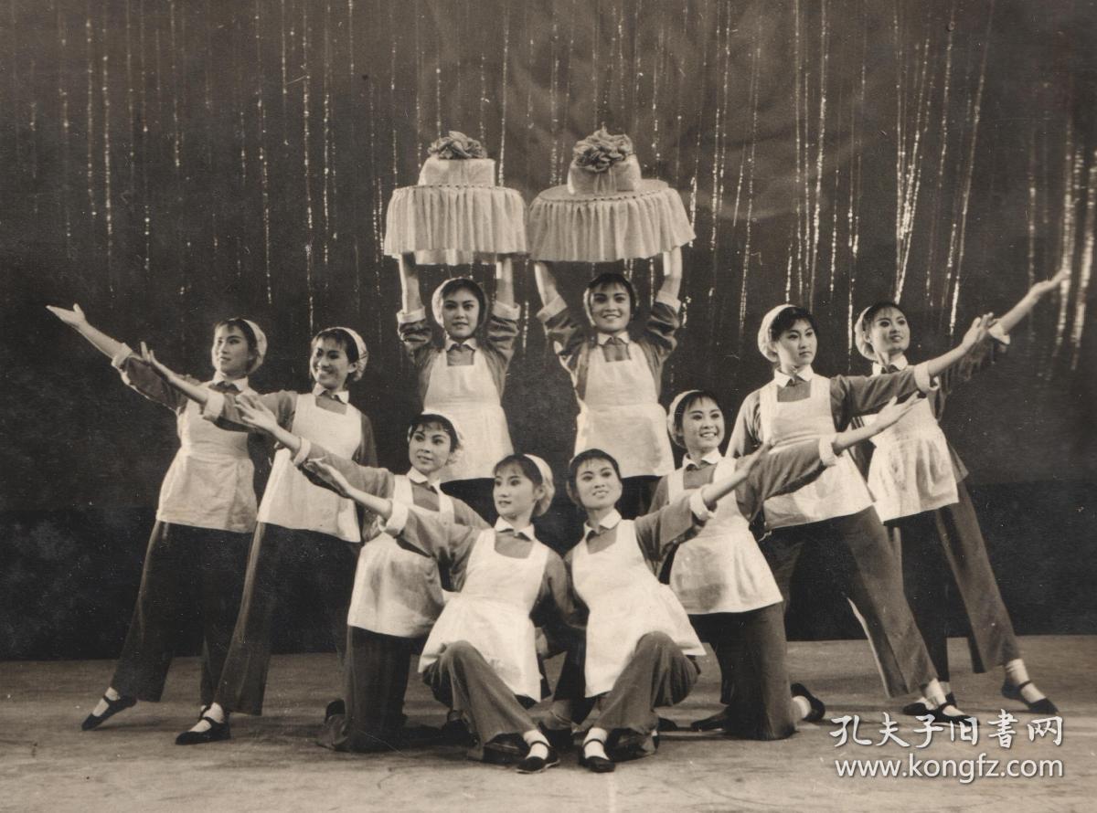 1971年四川省文艺调演大会,南充地区代表队演出《缫丝舞》老照片