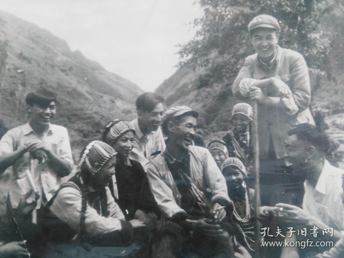 大尺寸老照片(云南省怒江傈僳族自治州)嘎德人民公社的社员,在劳动