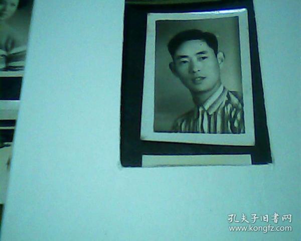 半寸黑白照片男子穿花格衫50年代