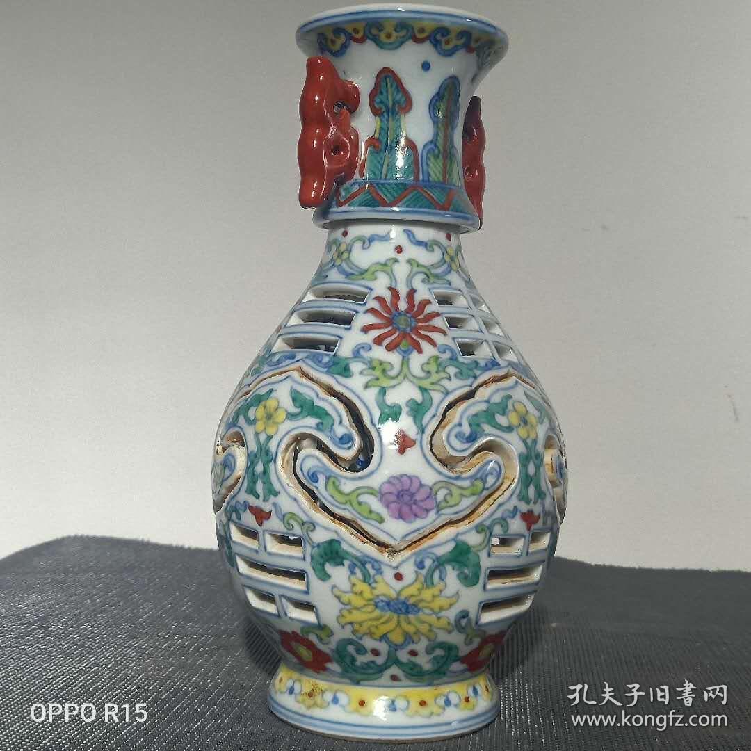 大清乾隆年制手绘官窑珐琅彩交泰转心瓶一对,器型端正