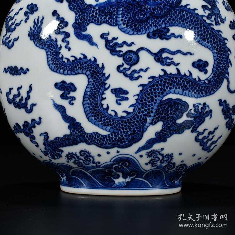 清乾隆青花云龙纹扁瓶抱月瓶