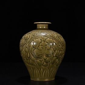 宋耀州窑刻缠枝牡丹纹梅瓶