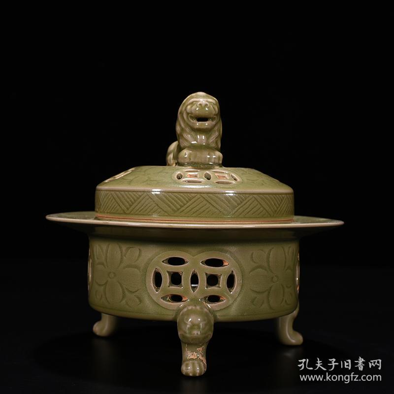五代秘色越窑镂空狮扭熏炉