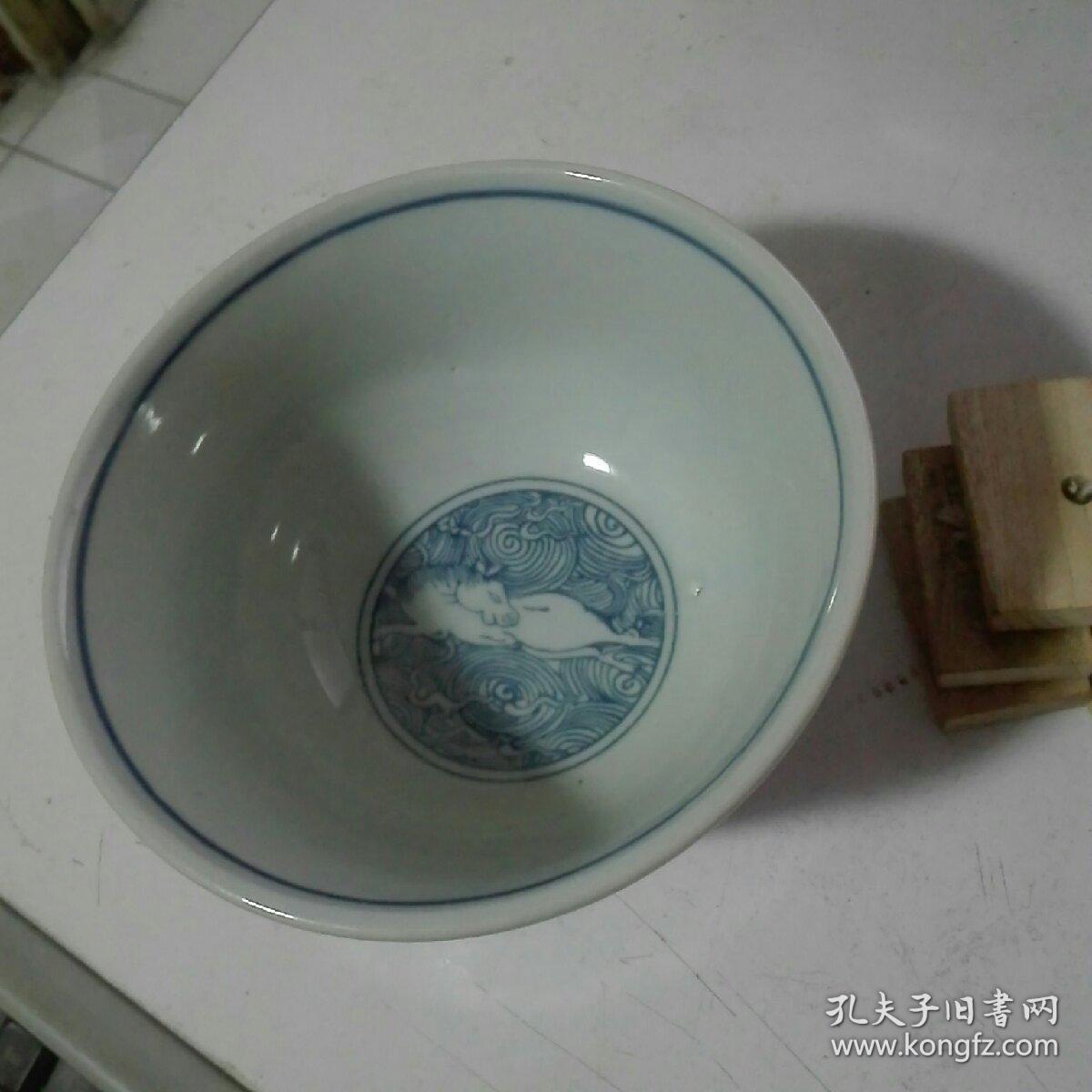 明代晚期豆青釉三面开窗青花留白马纹碗,瓷器大碗,民窑精品,收藏佳品.