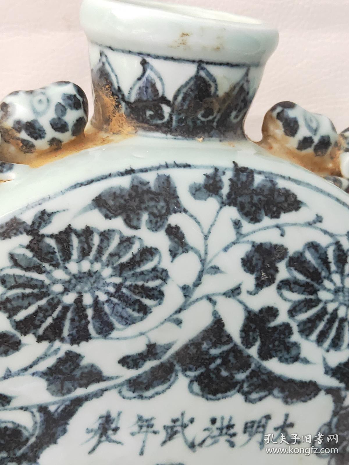 明洪武 《青花扁瓶》绘画疏朗细腻,青花发色灰蓝,浓重