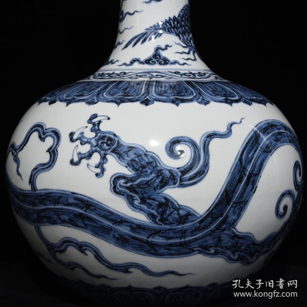 明宣德青花龙纹天球瓶