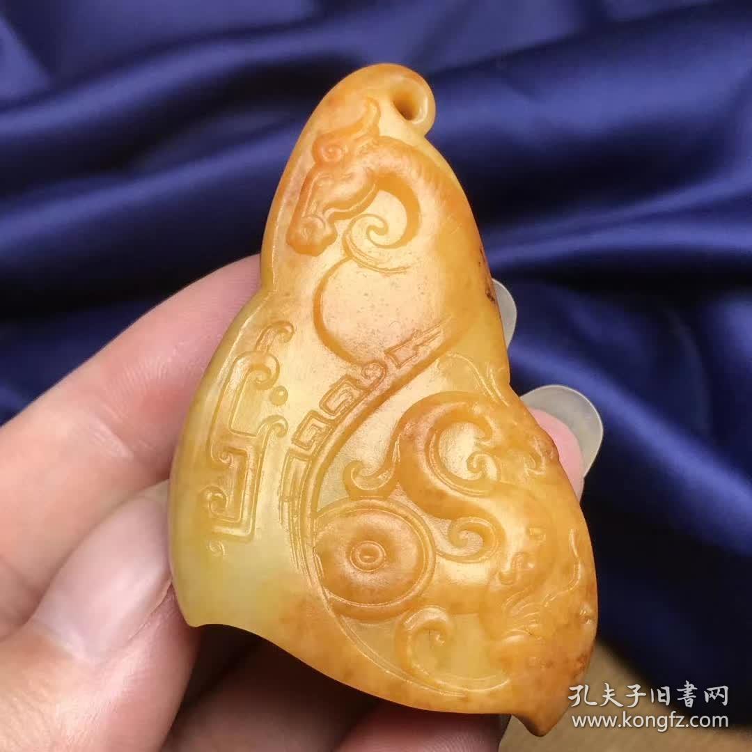 和田白玉黄沁老油皮三色籽料龙马精神46克5.6x3.6x1.7厘米ogs