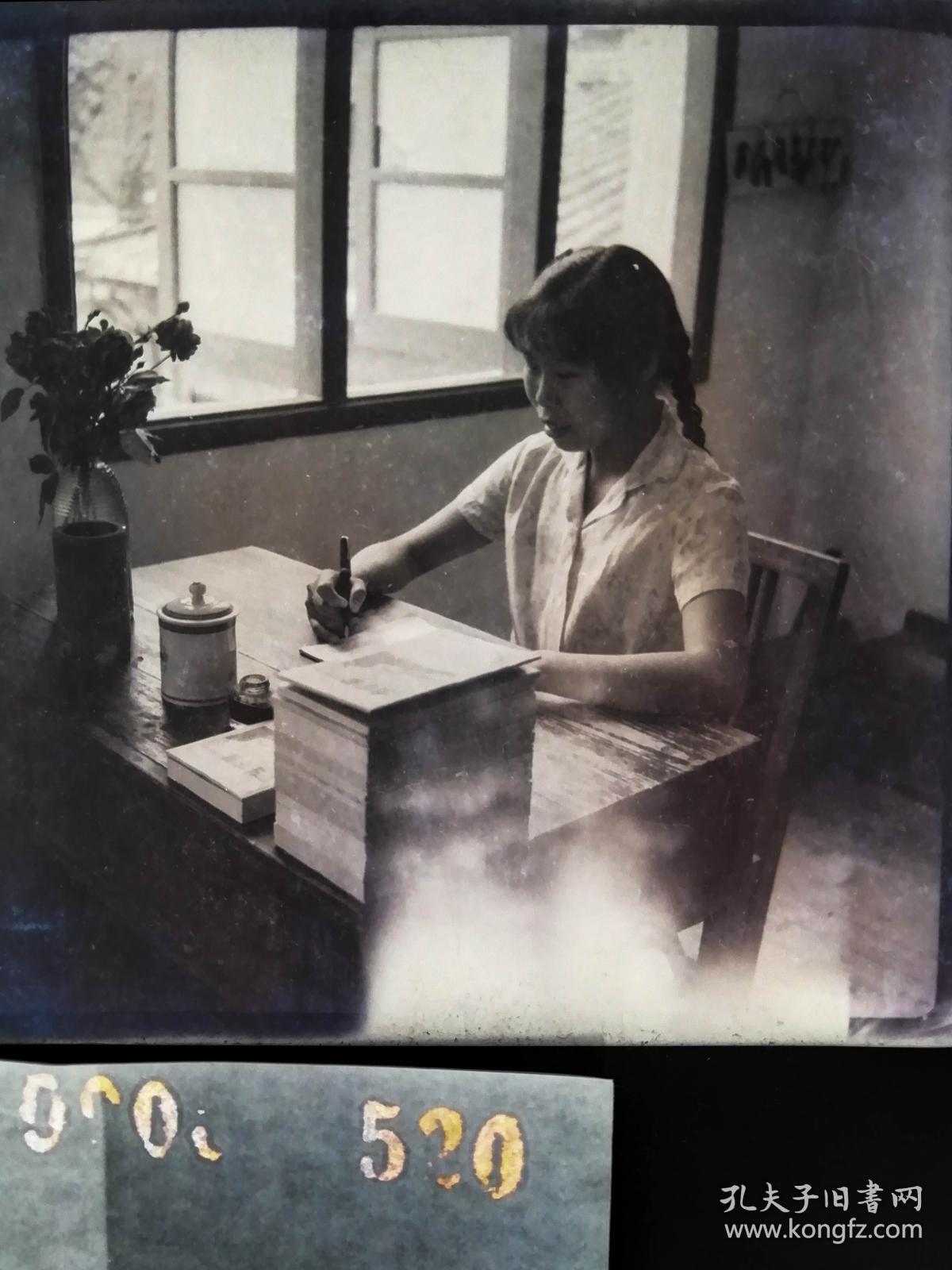 人像摄影 吉林摄影家刘恩泰拍摄 六七十年代底片1张 长辫子女教师在
