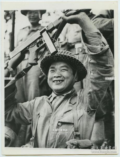 1944年美国史迪威将军训练出的国民党中国远征军士兵,在北缅成功渡河