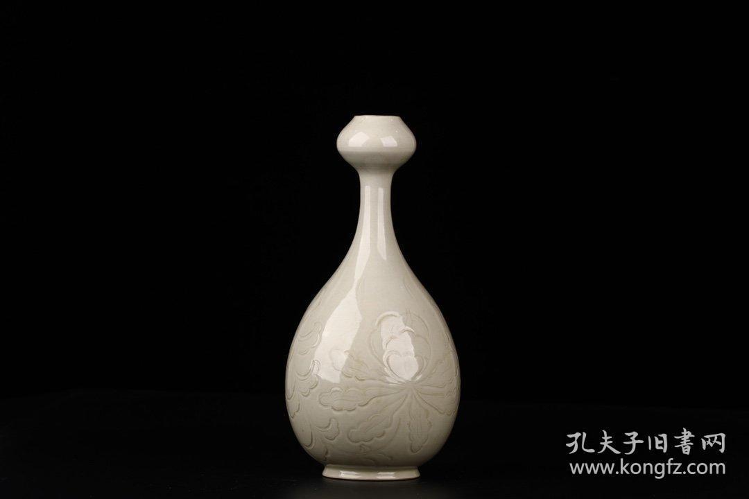 宋代定窑蒜头刻花瓶