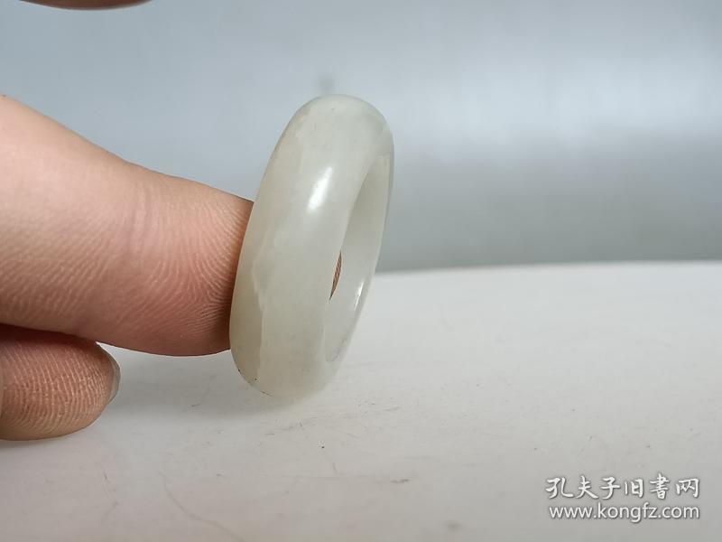 乡下收的和田玉戒指有裂纹
