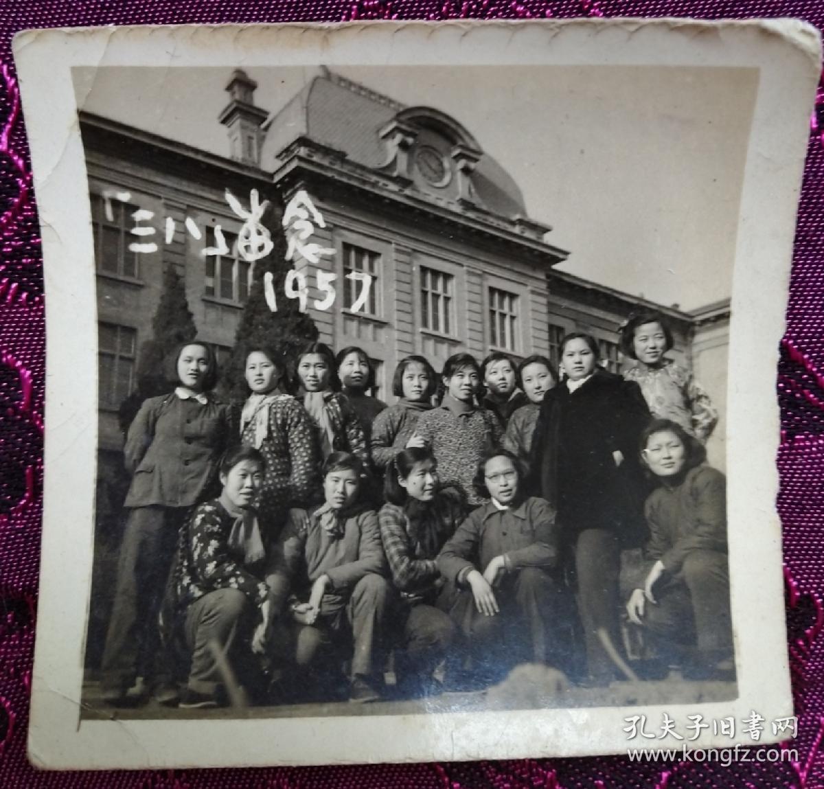 50年代老照片:全体女学生三八留念(穿花衣,留短发)在教学楼前合影