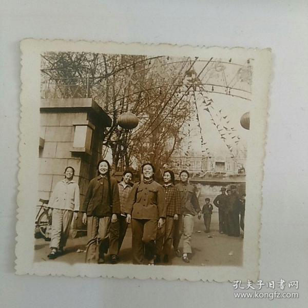 文革照片,女青年在本溪人民公园门前