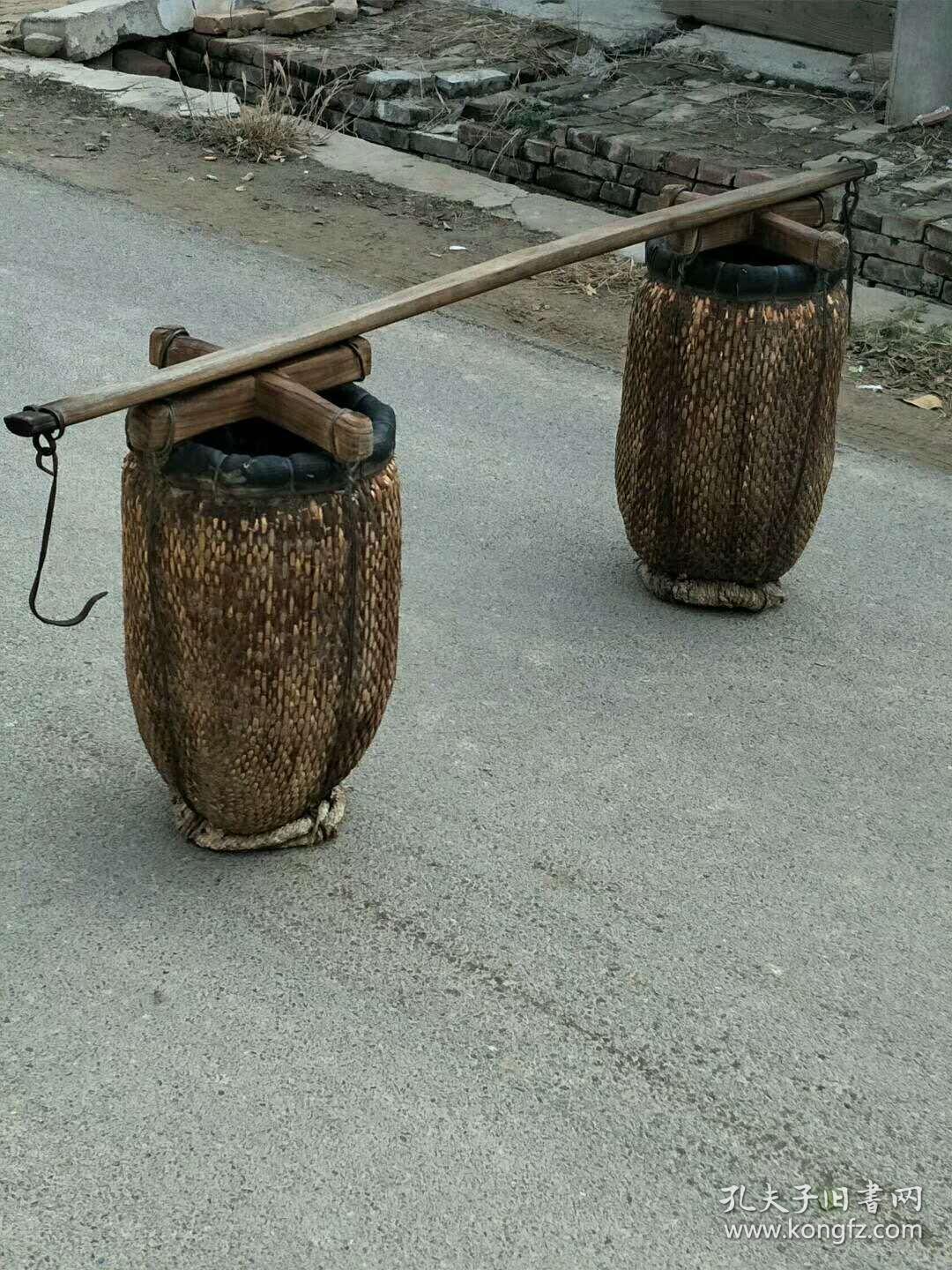 以前挑水用的担子一套,造型独特,民俗精品