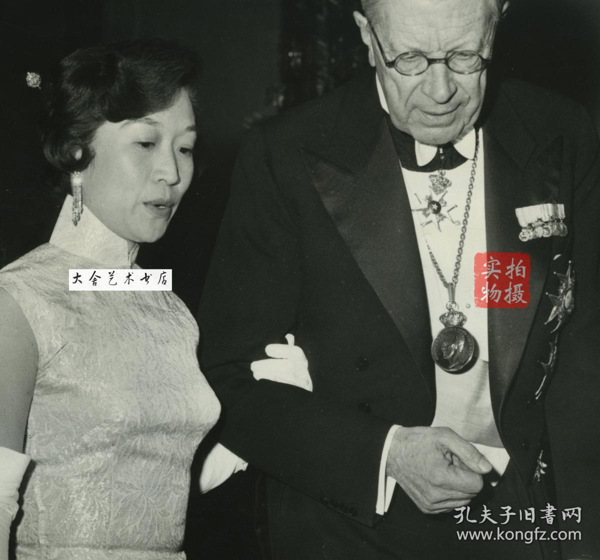 在瑞典斯德哥尔摩颁奖典礼上,杨振宁夫人杜致礼挽着瑞典国王古斯塔夫