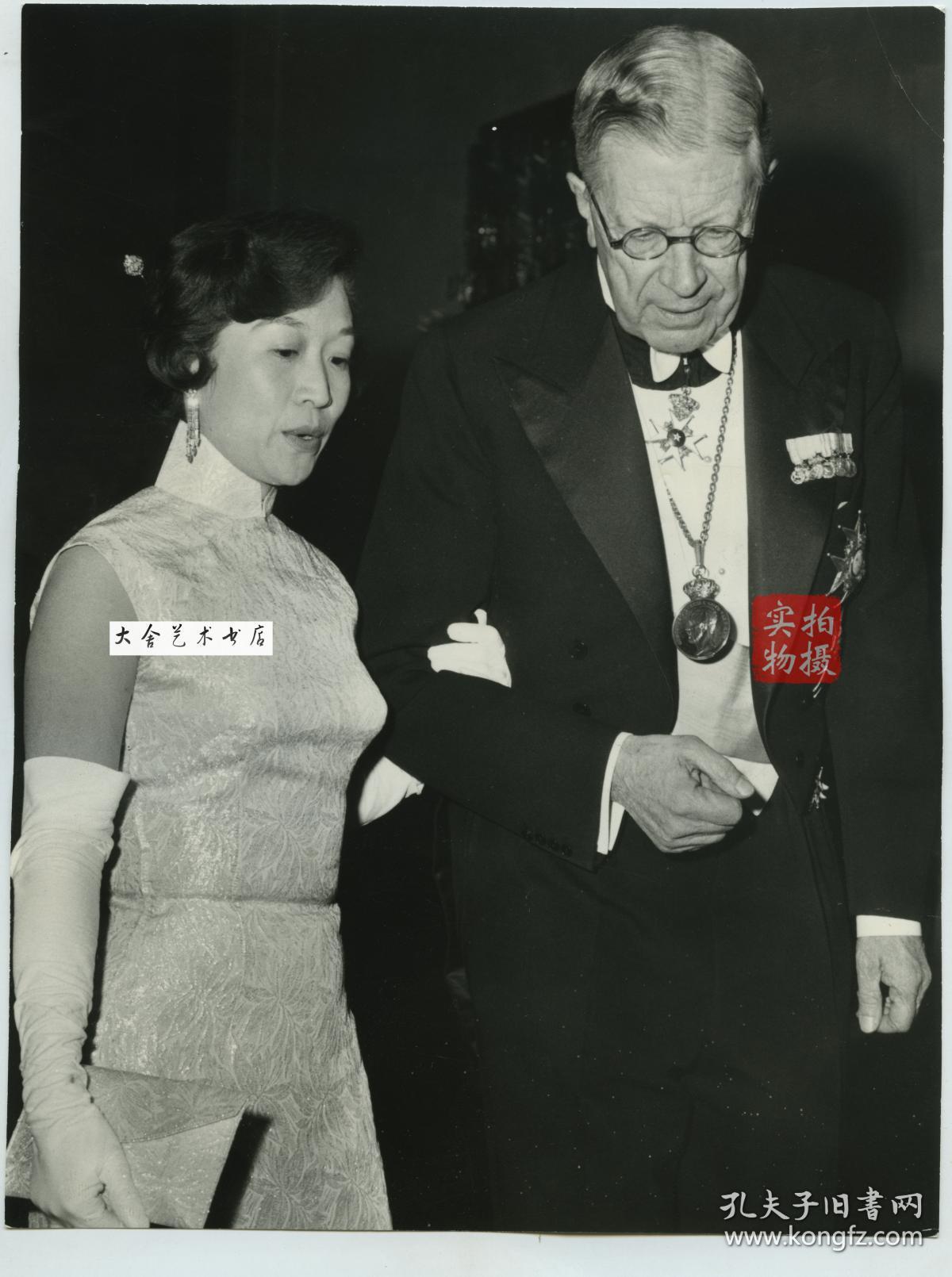 德哥尔摩颁奖典礼上,杨振宁夫人杜致礼挽着瑞典国王古斯塔夫步入会场