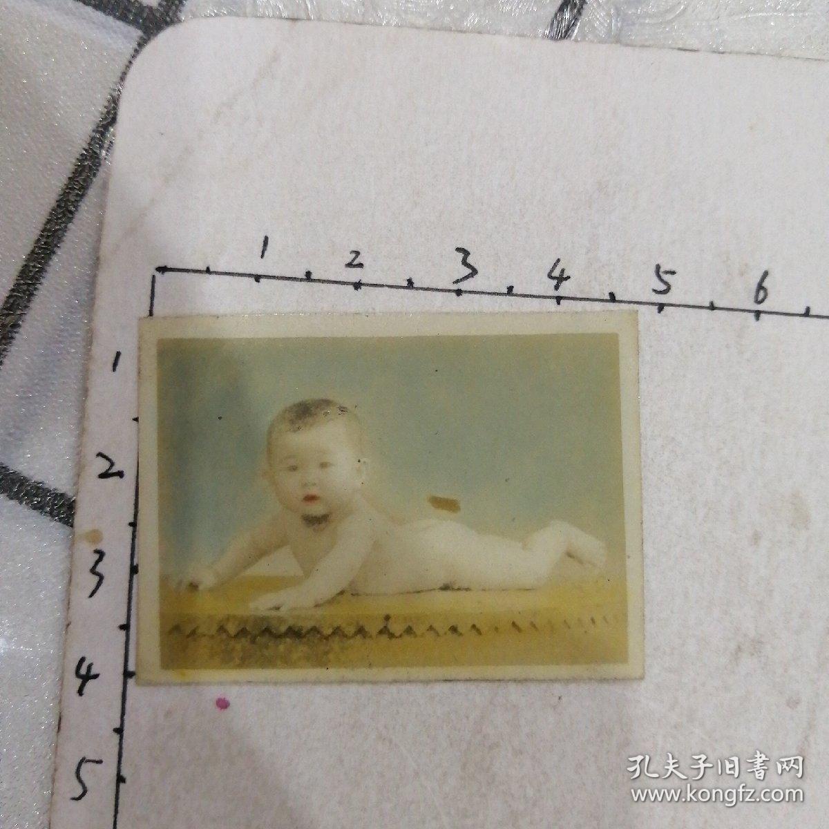 小男孩光屁股趴着彩照