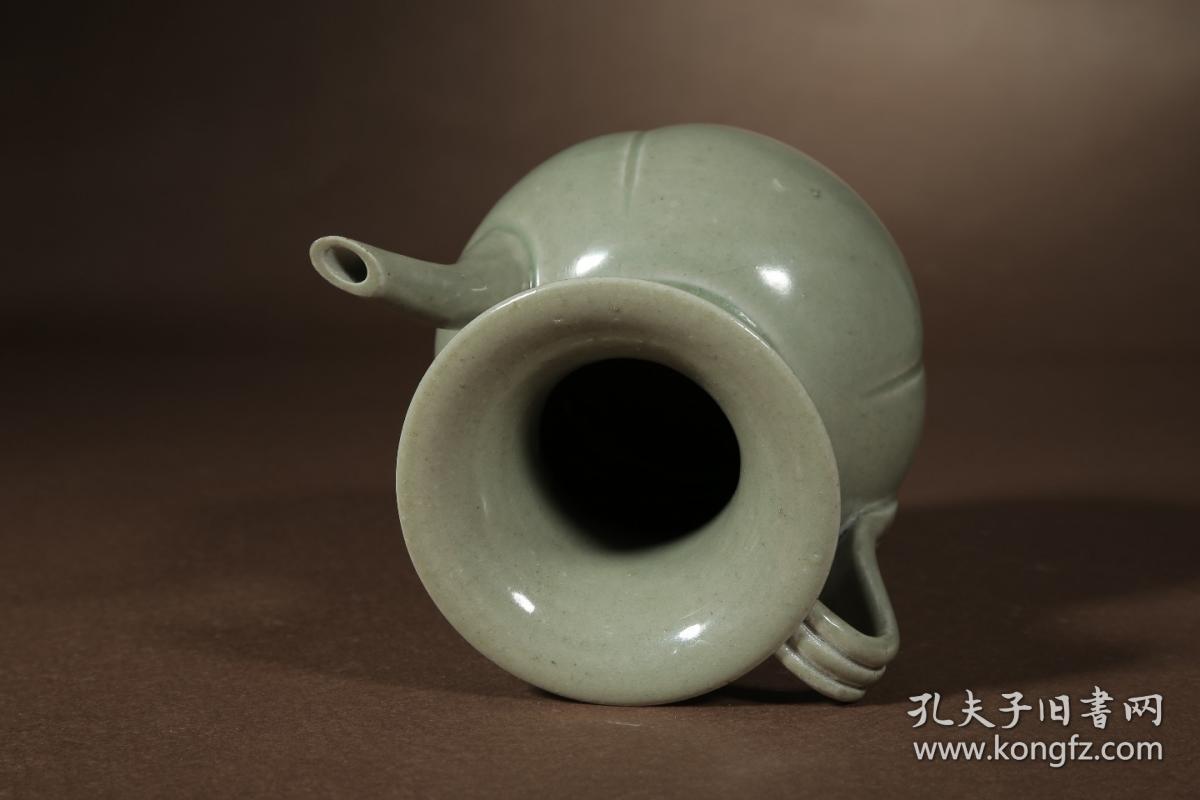 晋代:越窑青瓷执壶
