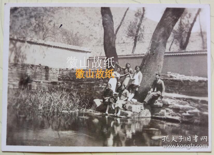 民国老照片:民国——河北邢台内丘县——神头庙(扁鹊庙)一水池旁, 穿