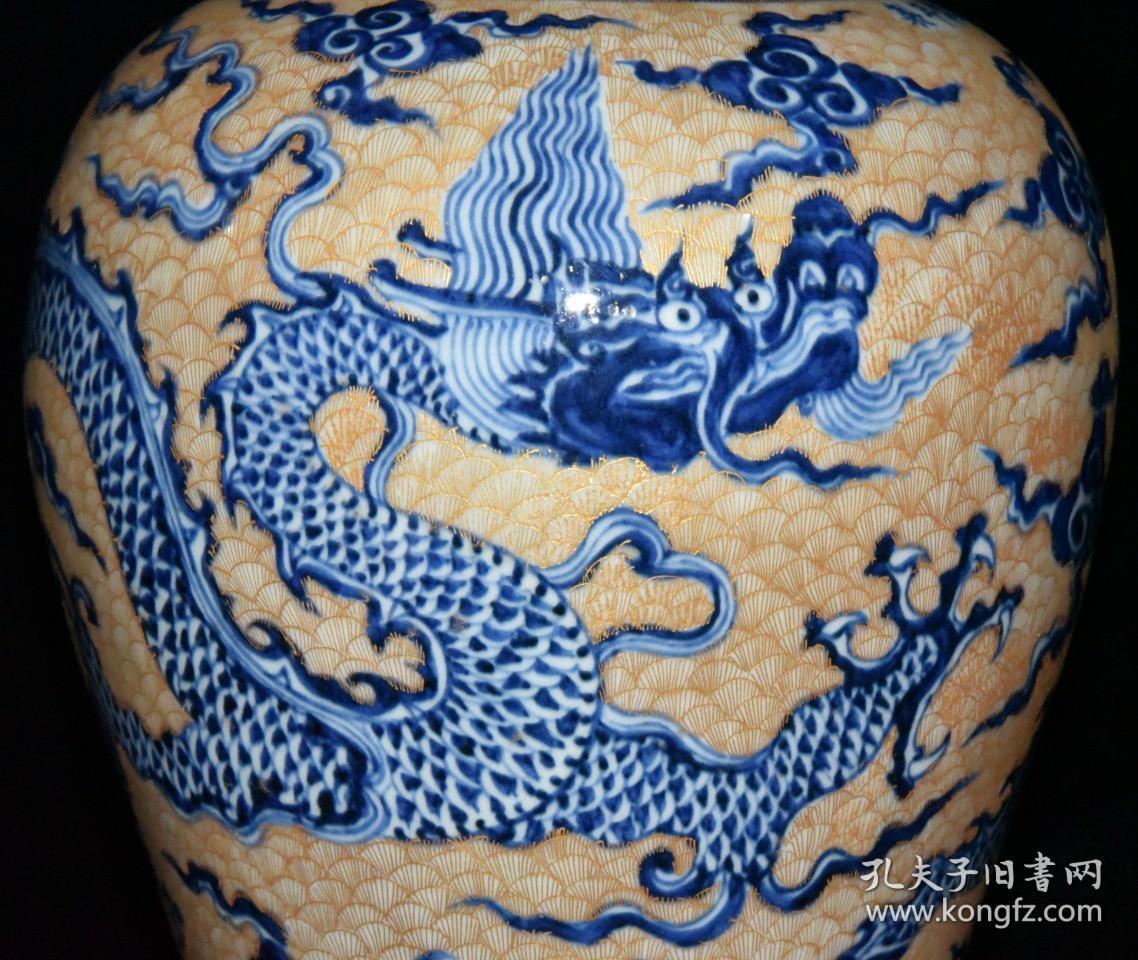 明代宣德青花刻金龙纹梅瓶