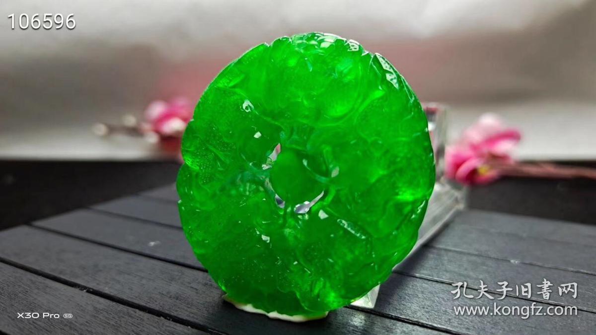 冰种帝王绿翡翠九龙挂件,整料镂空雕刻,双面雕工,水头超好,超级完美