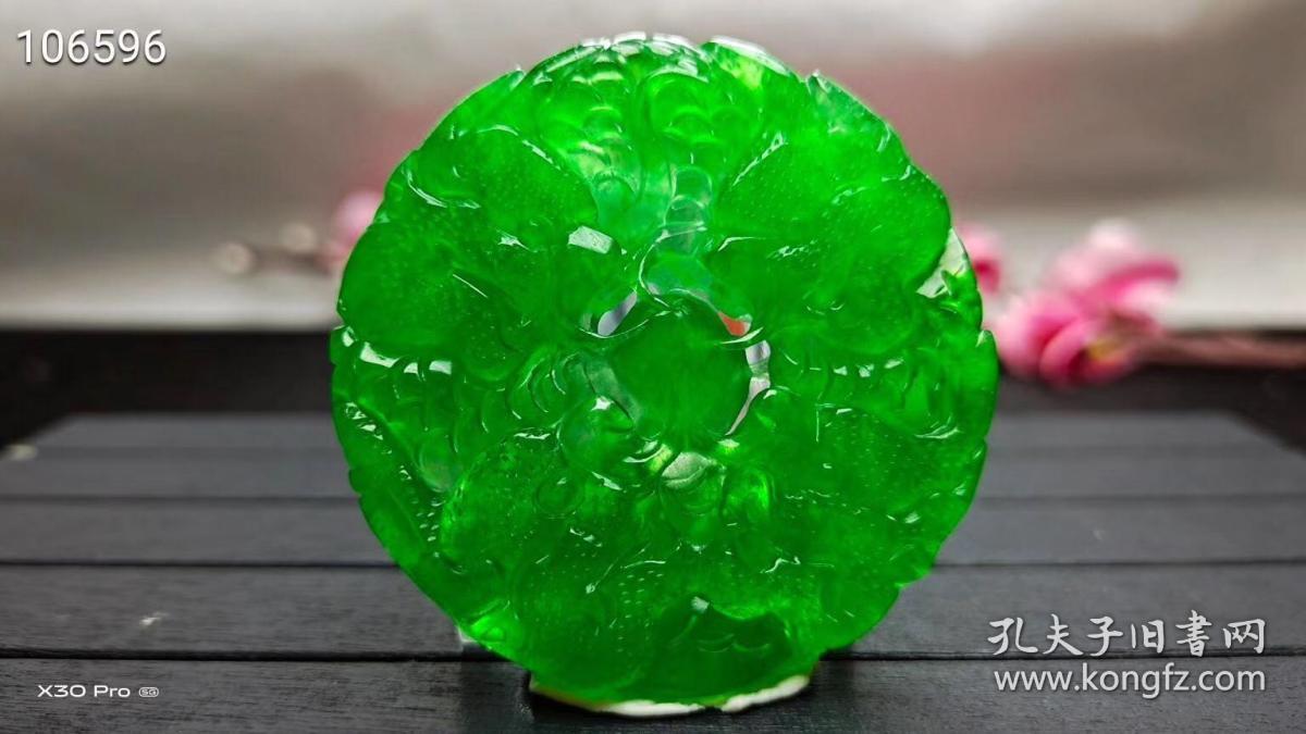 冰种帝王绿翡翠九龙挂件,整料镂空雕刻,双面雕工,水头超好,超级完美