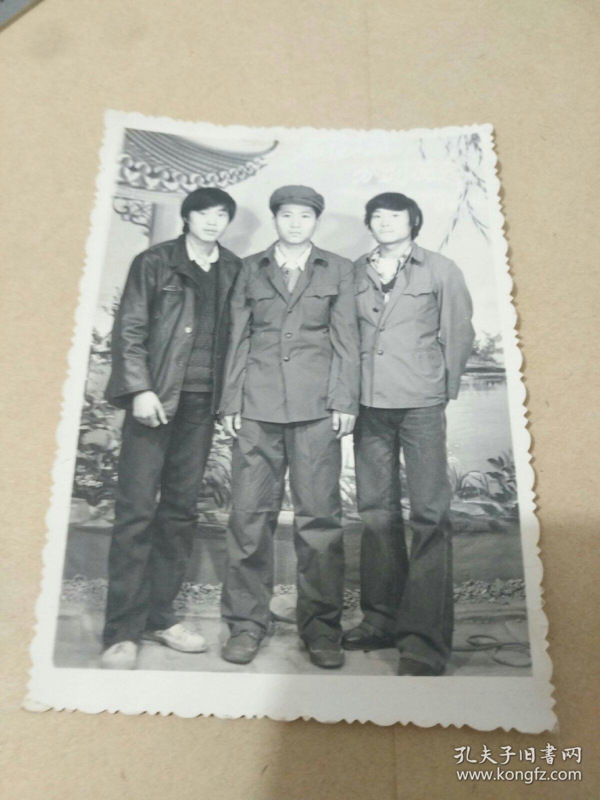 邹城历史老照片《七八十年代合影照之四》长11厘米,宽8厘米!品相如图!