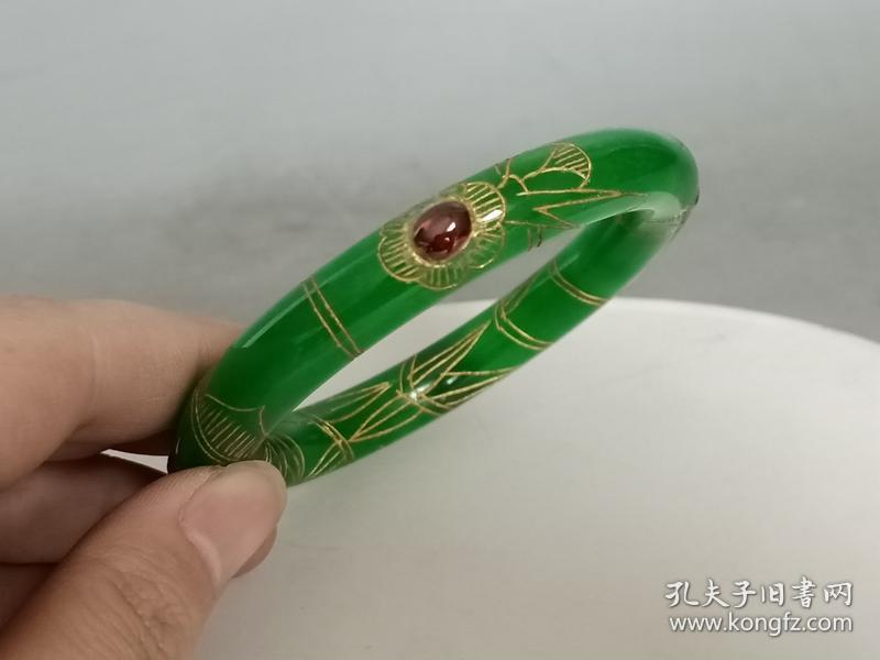 清代传世镶嵌宝石刻画描金翡翠手镯