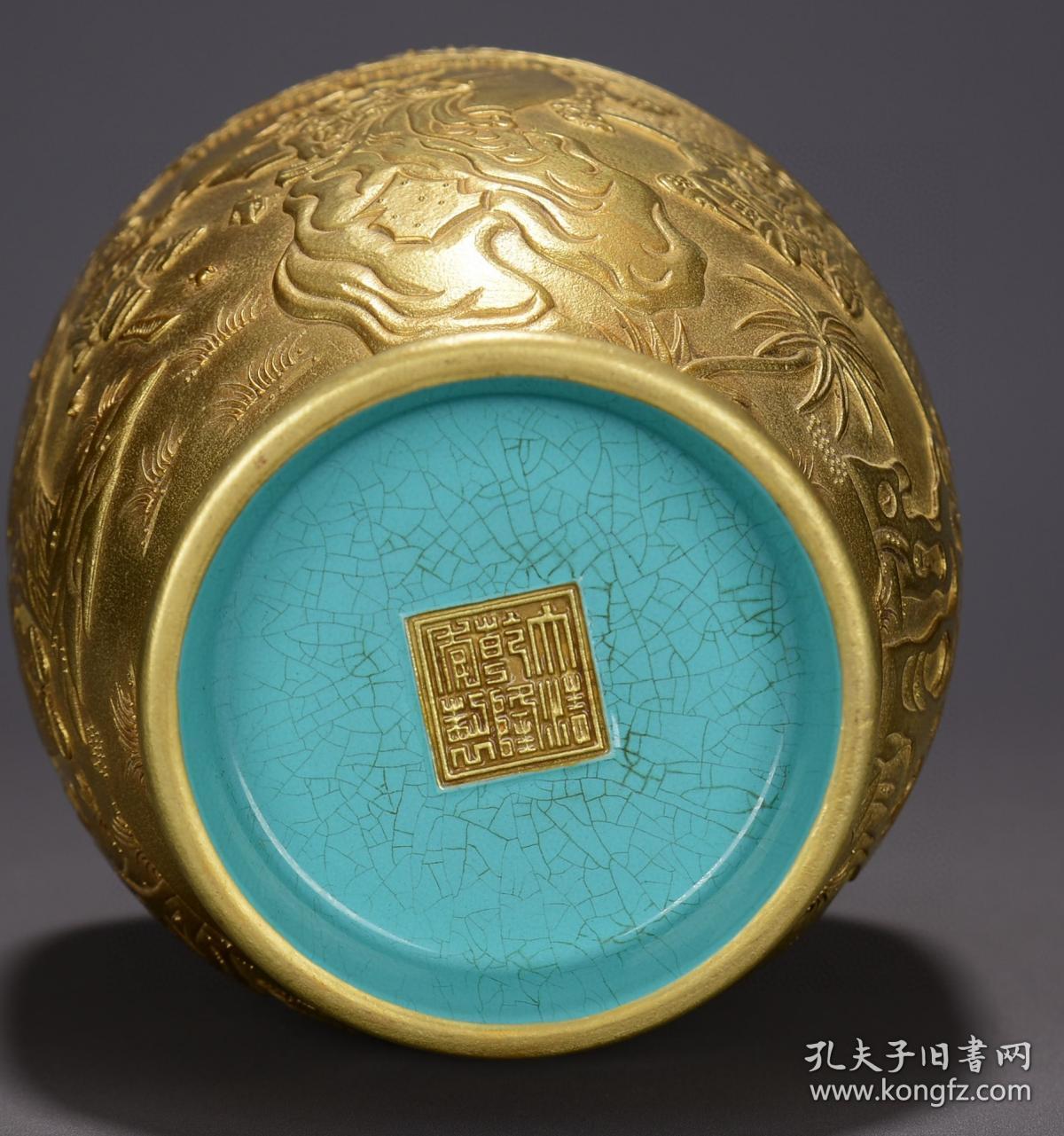 清乾隆年制 雕刻鎏金《司马光砸缸救友》图瓶