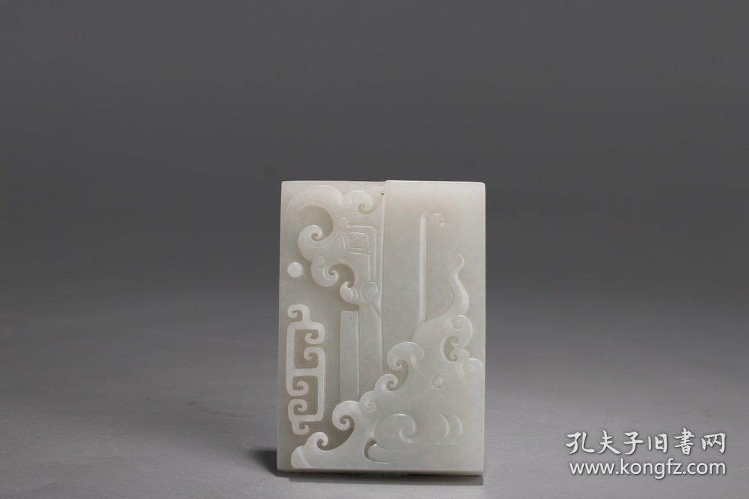 牌正面雕螭龙纹,纹饰大气,雕刻流畅,一面光素无饰,也取平安无事之意.