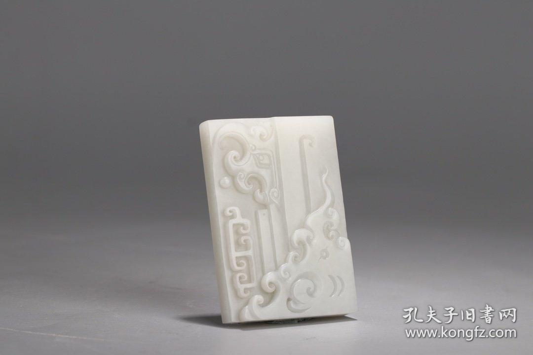 牌正面雕螭龙纹,纹饰大气,雕刻流畅,一面光素无饰,也取平安无事之意.