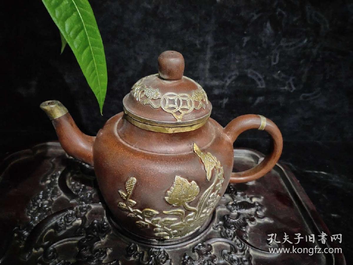 品名: 汉韵紫砂壶 底款:周桂珍 尺寸:19/10厘米 容量