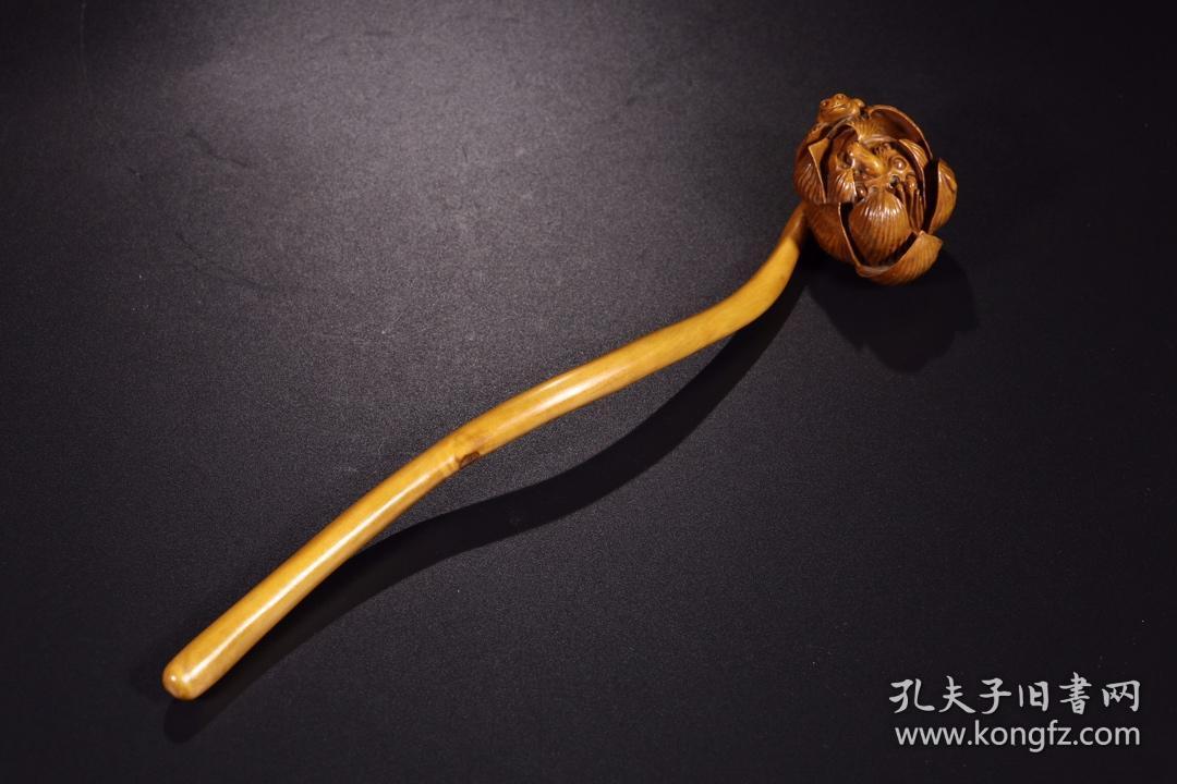 以圆雕之法,精雕莲花如意造型,莲花盛放,栩栩如生.寓意美好,整器久
