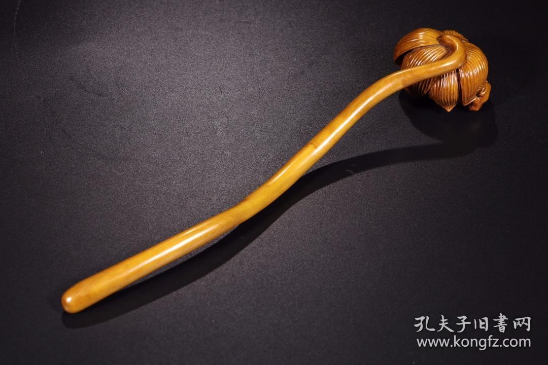 以圆雕之法,精雕莲花如意造型,莲花盛放,栩栩如生.寓意美好,整器久