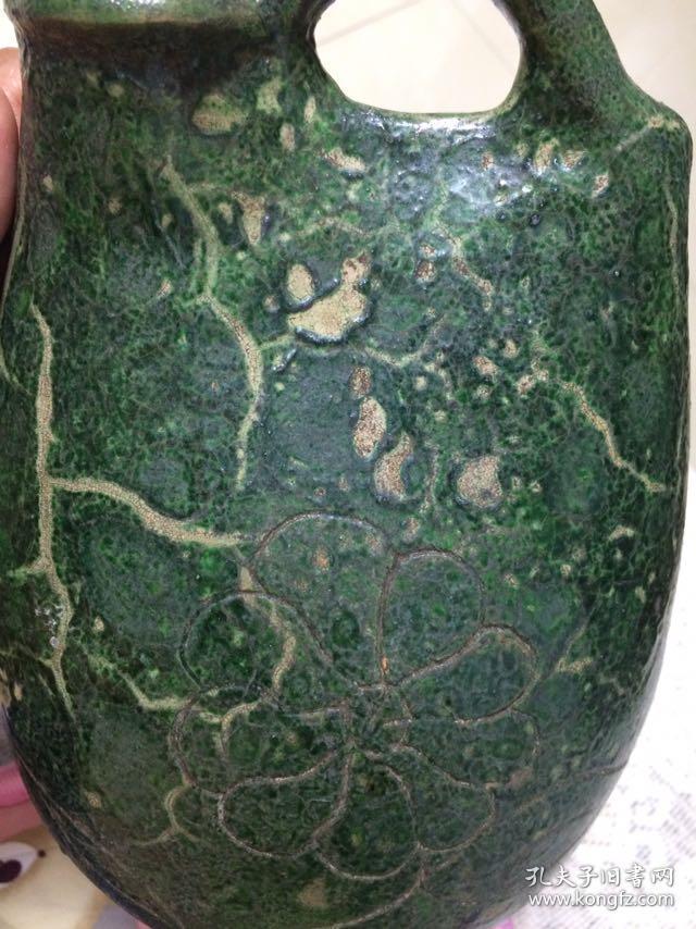 辽代窑变绿釉刻花扁壶,带窑变的辽瓷非常少