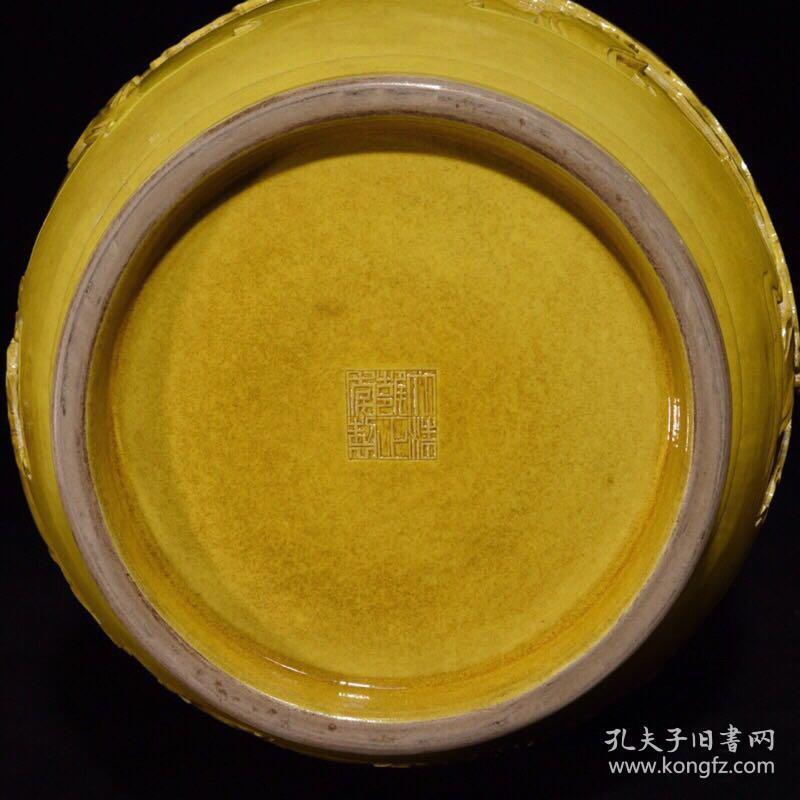 清雍正黄釉浮雕罗汉纹瓶,63×30