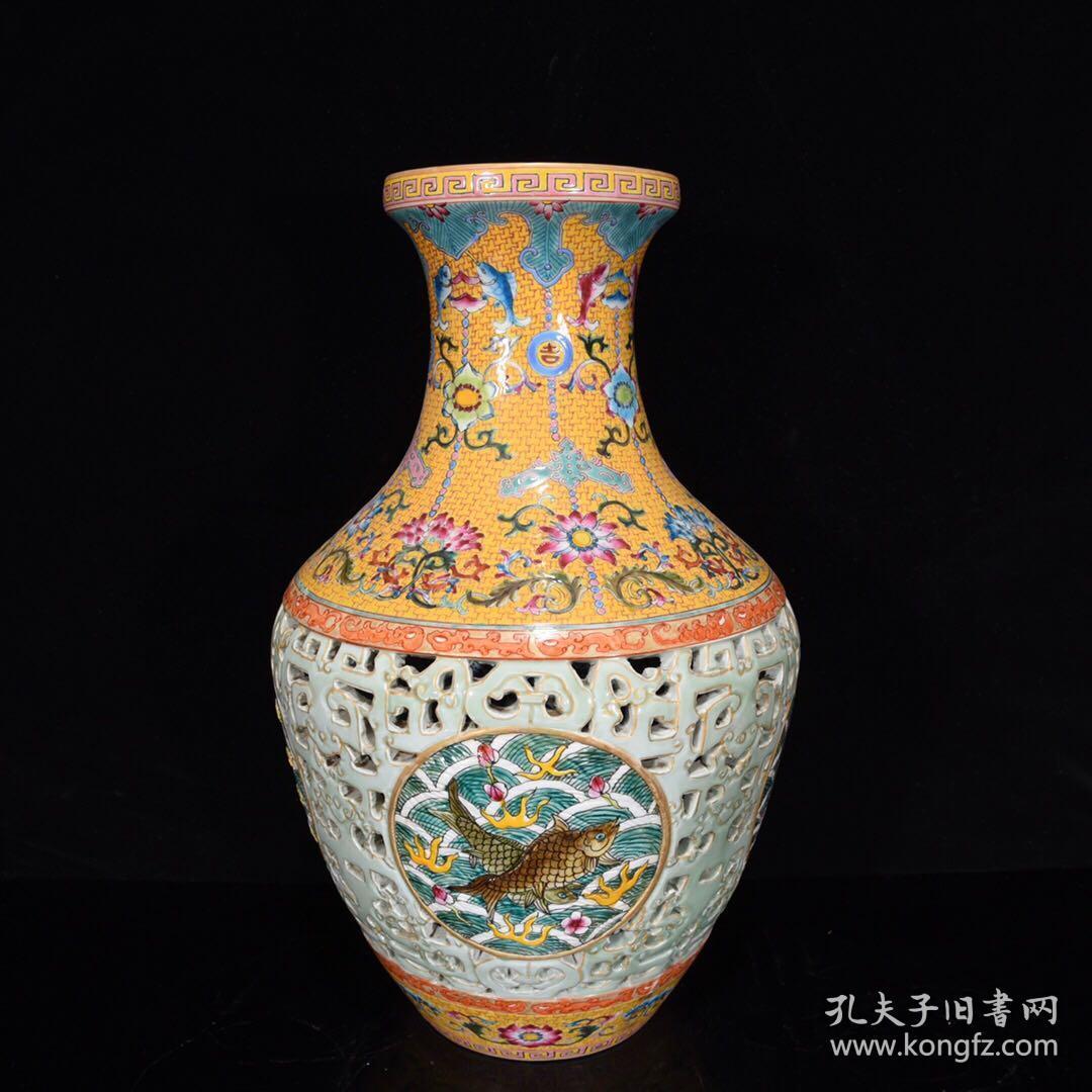 清乾隆描金镂空开窗鱼篓瓶41×24