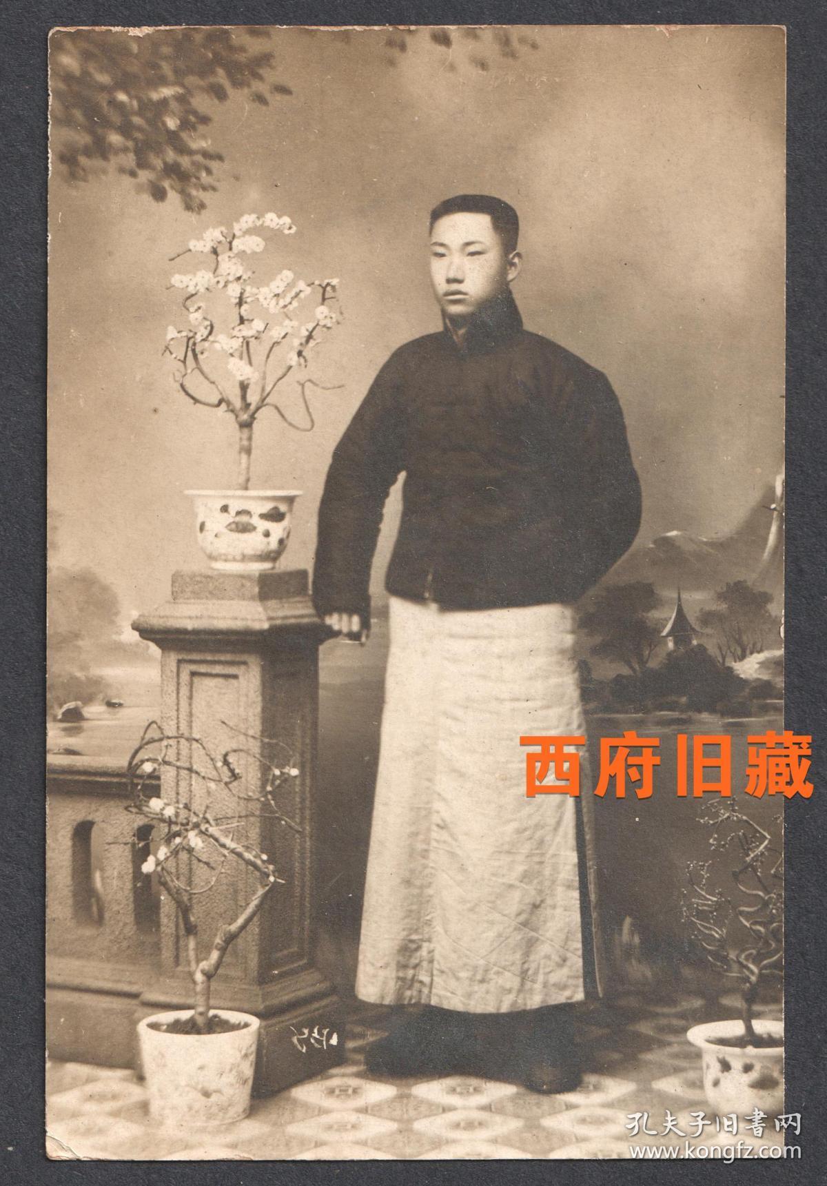 民国老照片,照相馆布景景观盆景男像