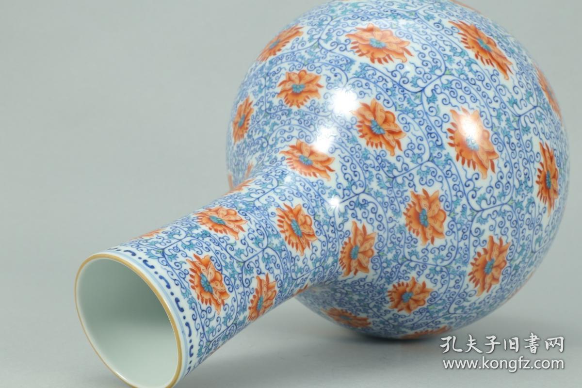 清代,"大清乾隆年制"青花斗彩缠枝花卉纹天球瓶