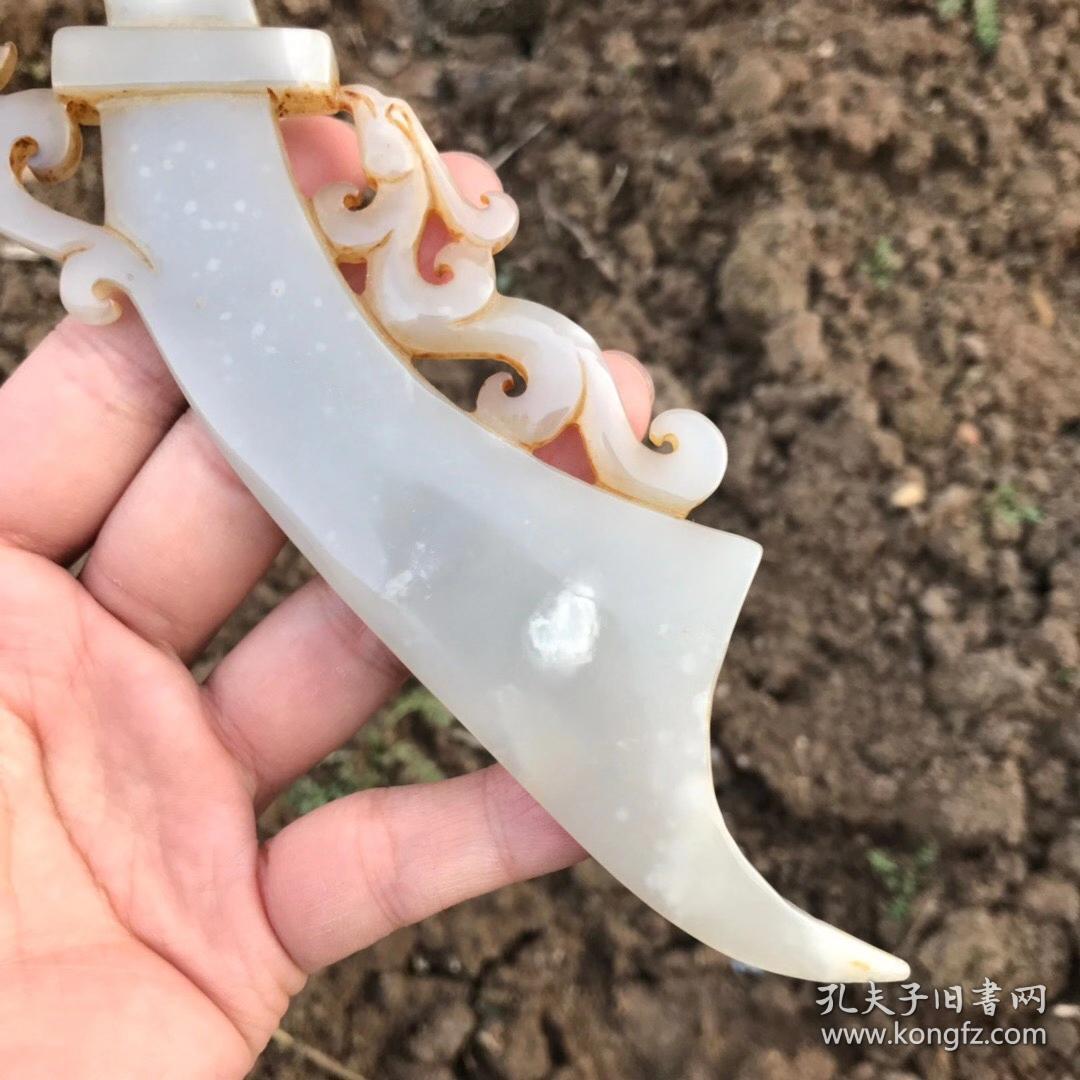 旧藏老和田玉战汉龙纹玉刀,刻工精细,沁色自然皮壳老辣,清晰透彻 包浆