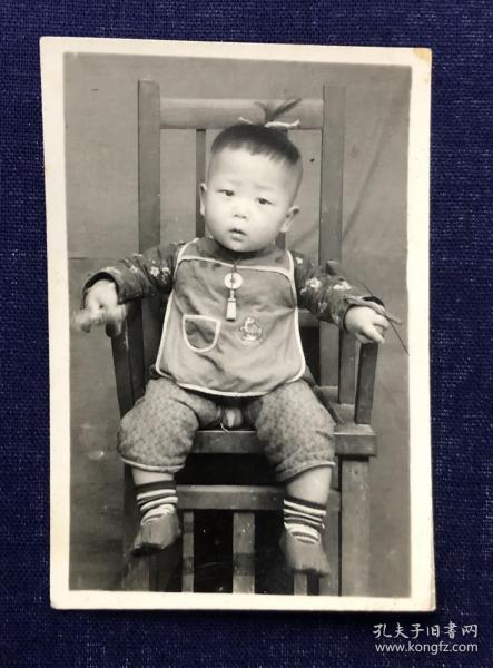 1957年扎小辫穿布兜的小男孩坐在木椅上留影老照片