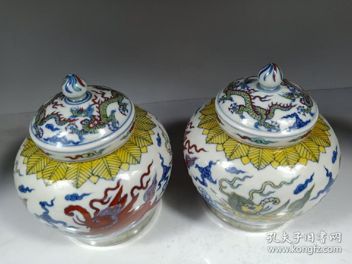大明成化款斗彩天字罐一对,器型规整,釉色纯正,成色如图!