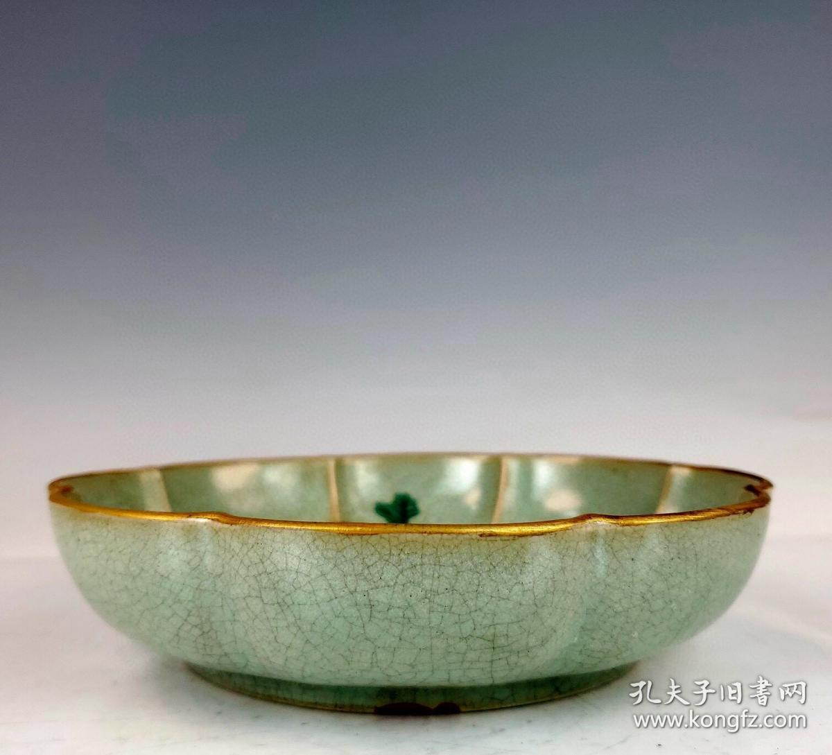 宋汝窑清加彩描金绘"蝶恋花"纹花口洗 尺寸高4.5cm口径18.8cm