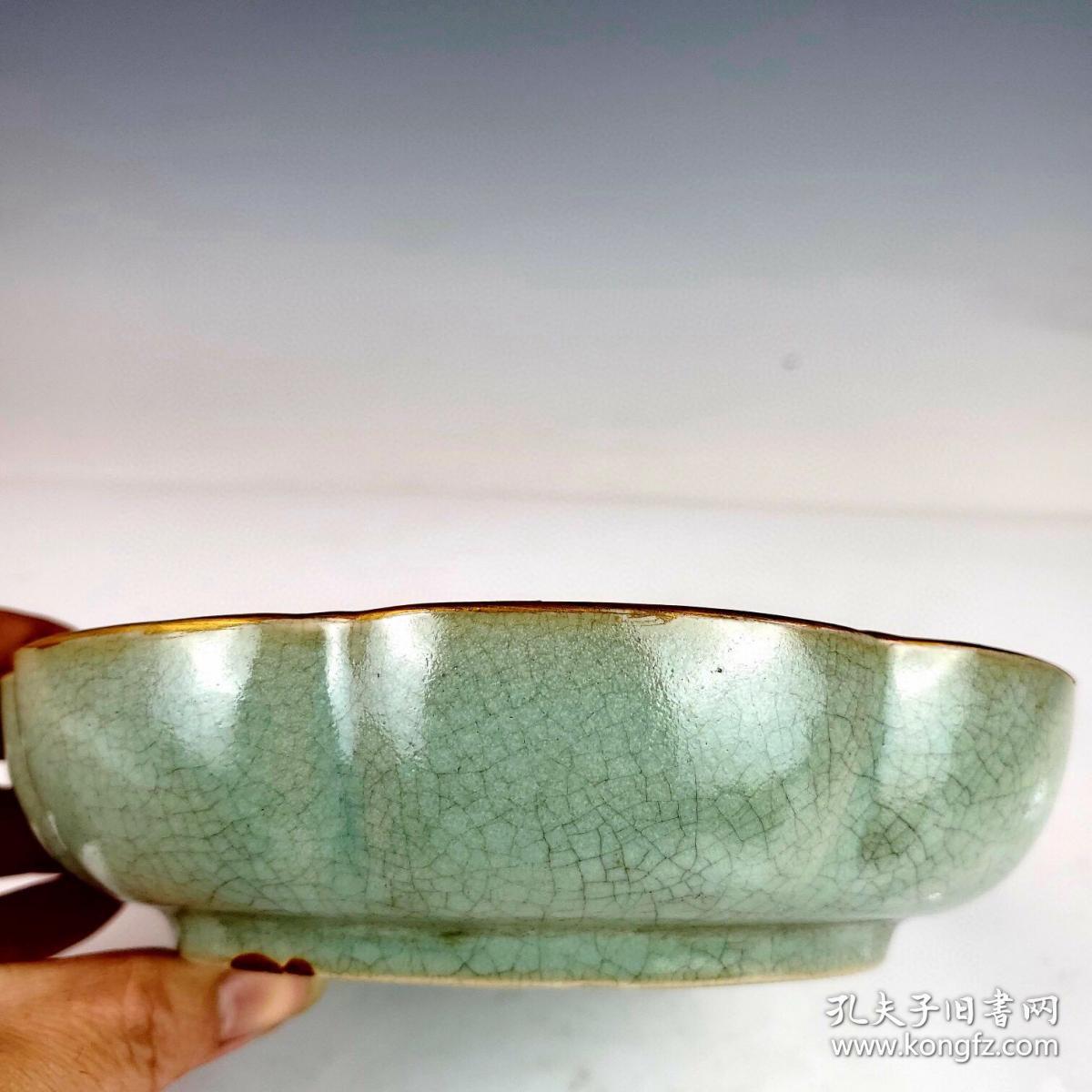宋汝窑清加彩描金绘"蝶恋花"纹花口洗 尺寸高4.5cm口径18.8cm