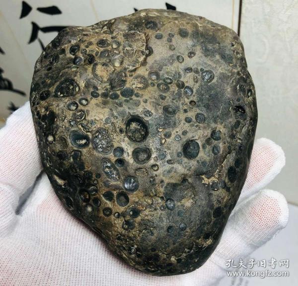 色独特陨石,非常漂亮,极为稀有难得,百年难得一件,强磁性,现在很难