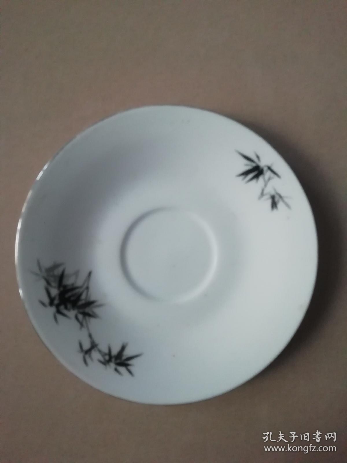 小盘子3个(有一个底部有小块破损,品相如图)