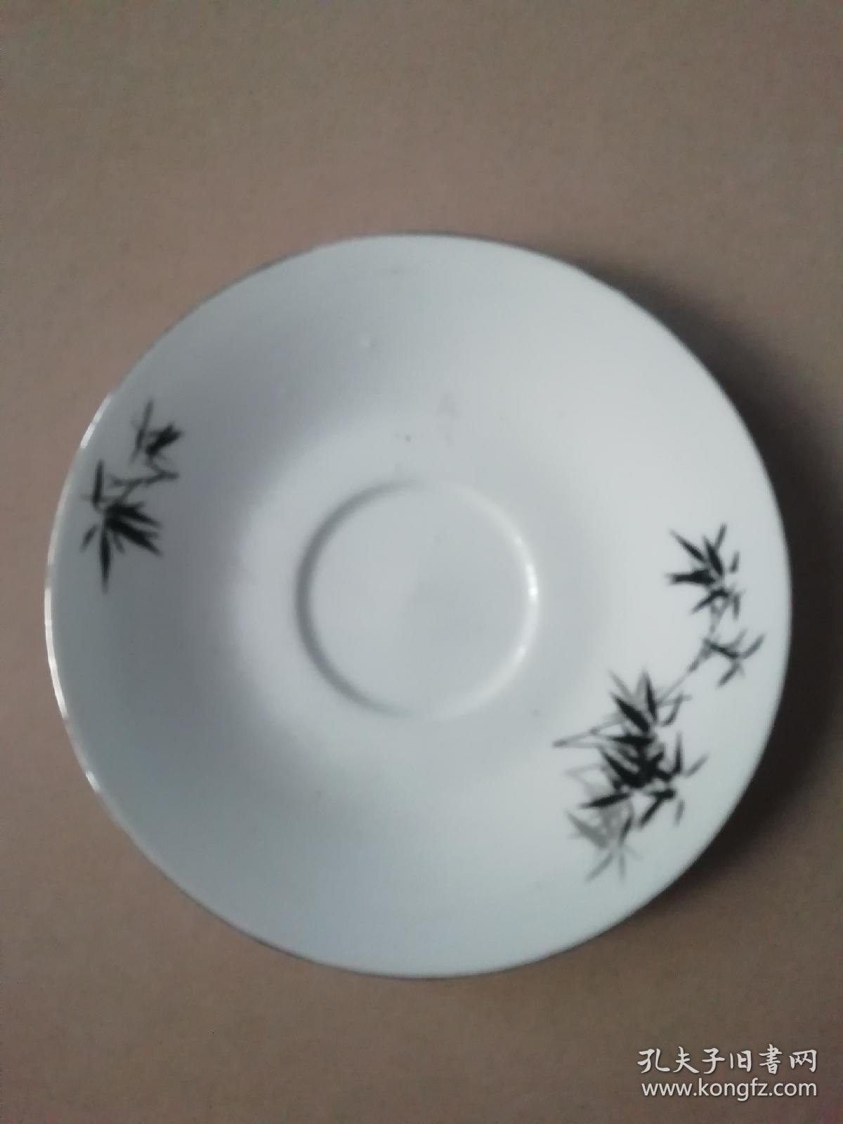小盘子3个(有一个底部有小块破损,品相如图)