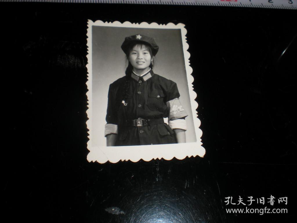 文革老照片!-----《女红卫兵,穿军装,戴八角帽,戴袖标