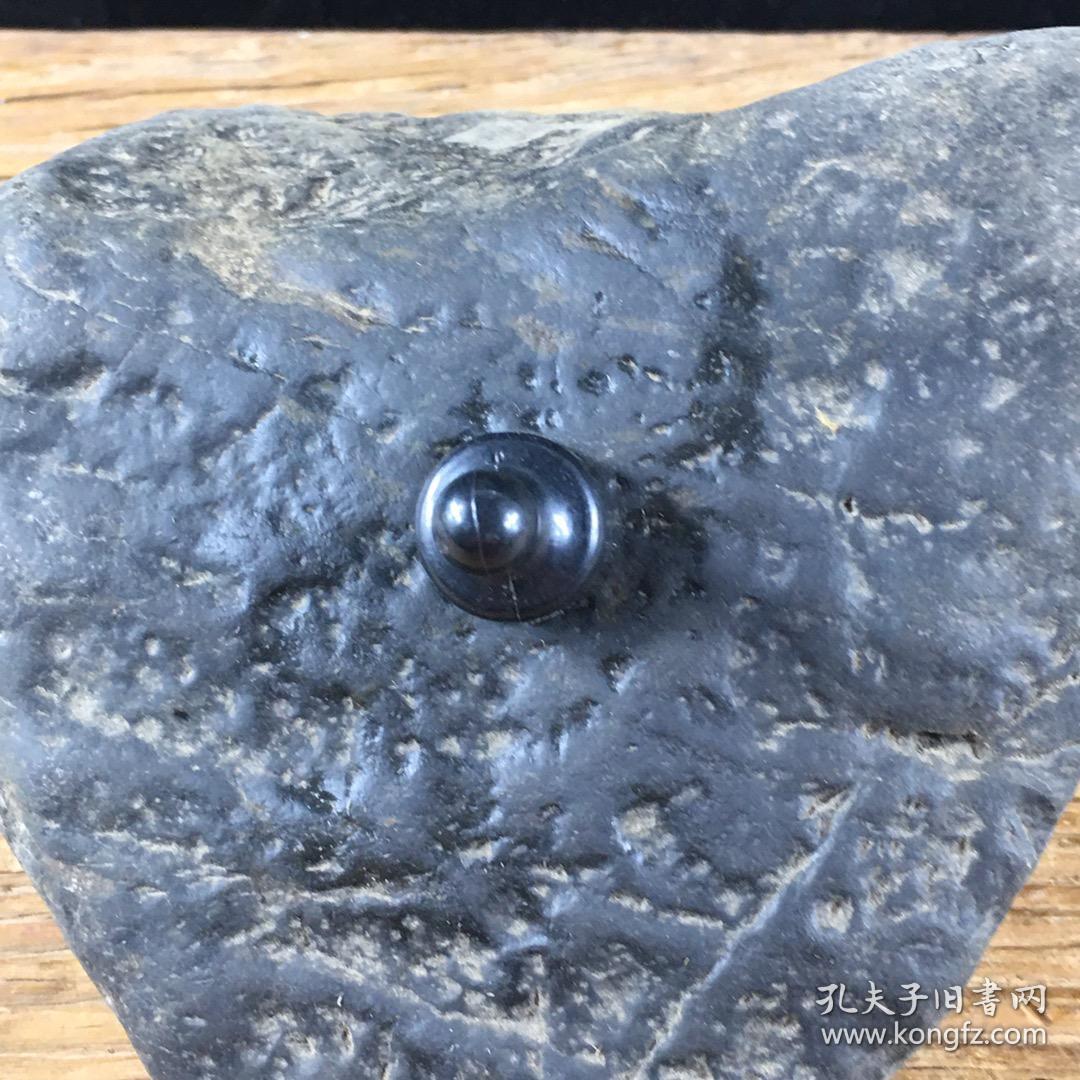 石陨石一块,带有磁性,可以吸附有害物质,蜂窝明显,气印清晰,喜欢联系